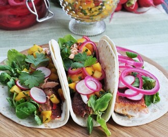 Laxtacos med mangosalsa och picklad rödlök