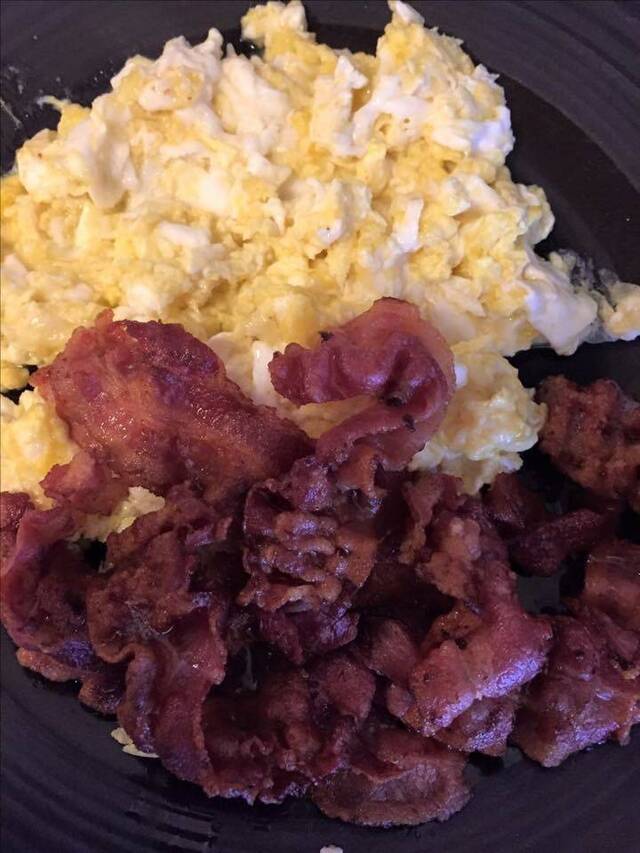 Krämig äggröra med bacon
