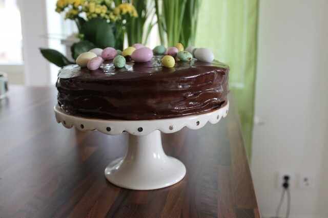 Påsktårta 2014 - Chokladtårta med passionsfruktskräm!