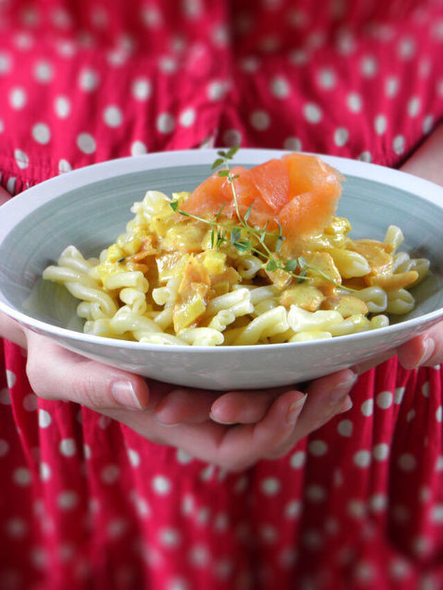 Pasta med sås av rökt lax, äpple och curry