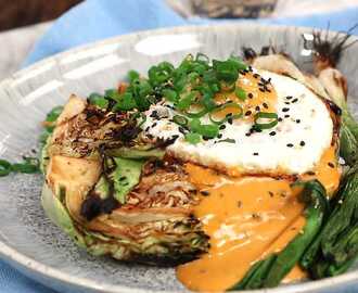 Grillad kål med koreansk dressing och stekt ägg