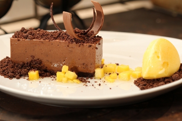 Chokladpavé med mangosorbet och chokladjord - Mannens bästa dessert. Hittills...