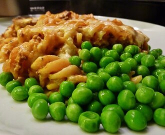 Skruvad pastagratäng med köttfärssås och bechamel