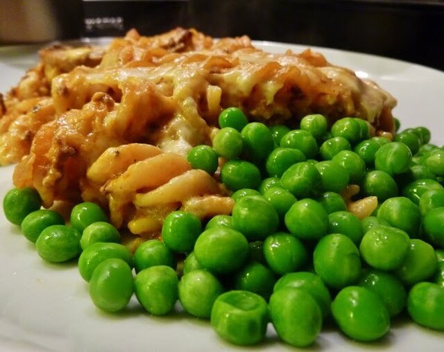 Skruvad pastagratäng med köttfärssås och bechamel