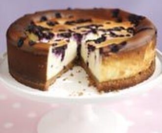 Vitchoklad- och blåbärscheesecake
