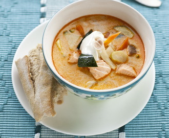Fisksoppa med smak av kokosmjölk och curry