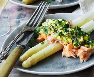 Hvide asparges med varmrøget laks og ægge-vinaigrette | Opskrift | Opskrifter, Aftensmad, Vinaigrette