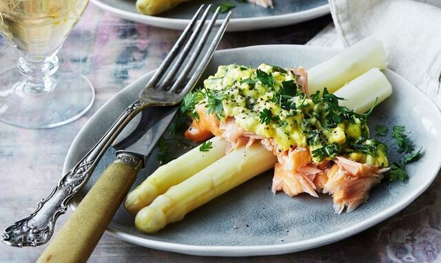 Hvide asparges med varmrøget laks og ægge-vinaigrette | Opskrift | Opskrifter, Aftensmad, Vinaigrette