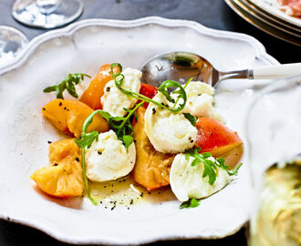 Burrata med nektariner och rucola