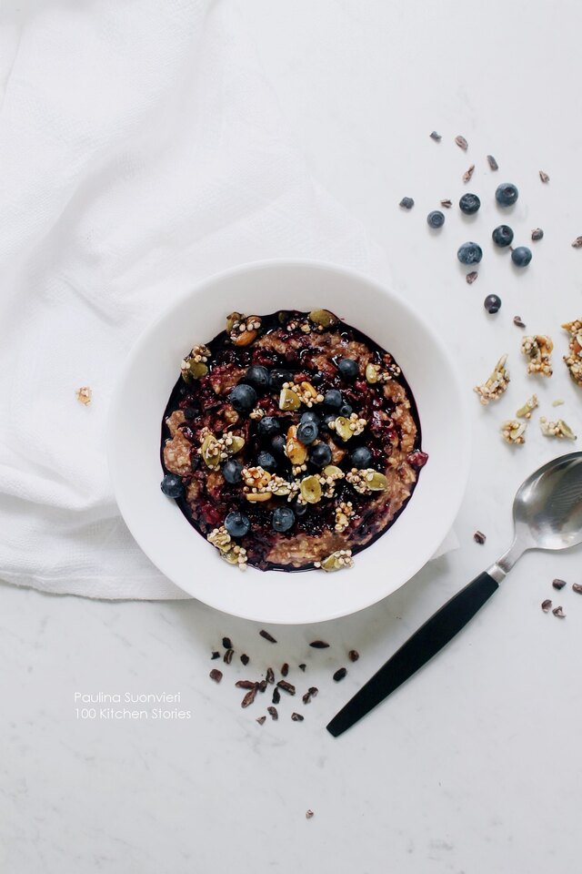Pre- "Midnattsloppet" Breakfast // Cacao Oatmeal with Bluberry and Cacao Nib Swirl