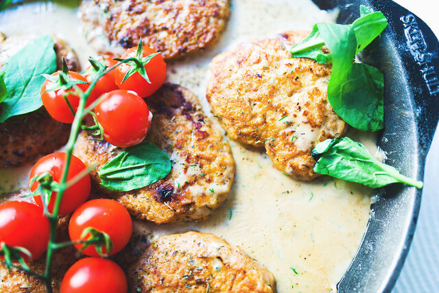 Kycklingbiffar med soltorkade tomater, ädelostsås och vitlöksrostad potatis med örter