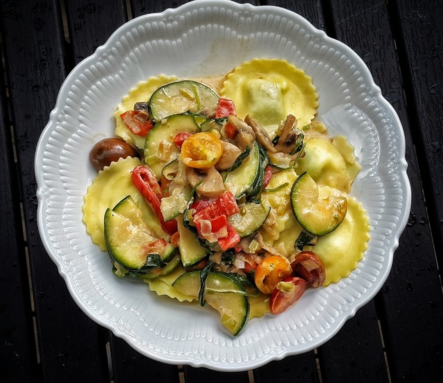 Wokade grönsaker med ricotta & spenatfyllda Tortelloni