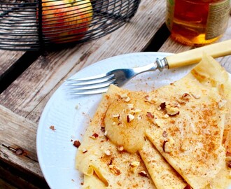 Tunna glutenfria pannkakor (utan mjölmix!) med osötat äppelmos, honung och kanel