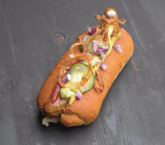 Klassisk hotdog med det hele