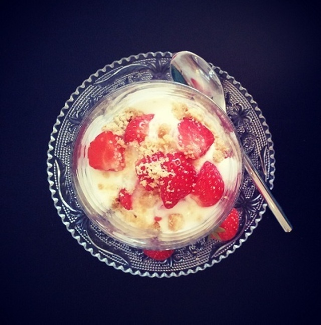 Enkel dessert med jordgubbar och vanilj