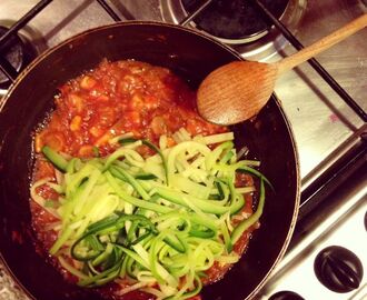 Zucchinispaghetti med tomatsås