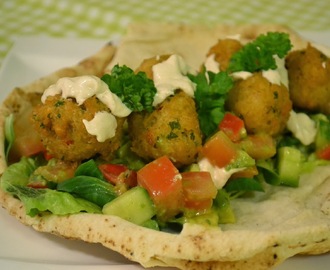 Veckans vegetariska: Falafel med avocadosallad och het tahinisås