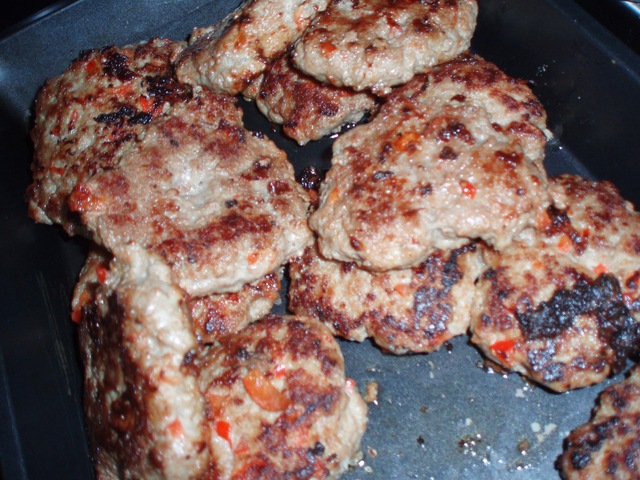 Köttfärsbiffar med paprika och ugnsrostade rotsaker med timjan & söt paprikasås