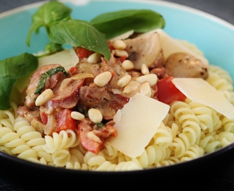 Krämig pastasås med tomatpesto, chorizo, bacon, lök, paprika... och det bara fortsätter med en massa gott!