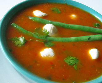 Soppa på färska tomater och örter med mozarella