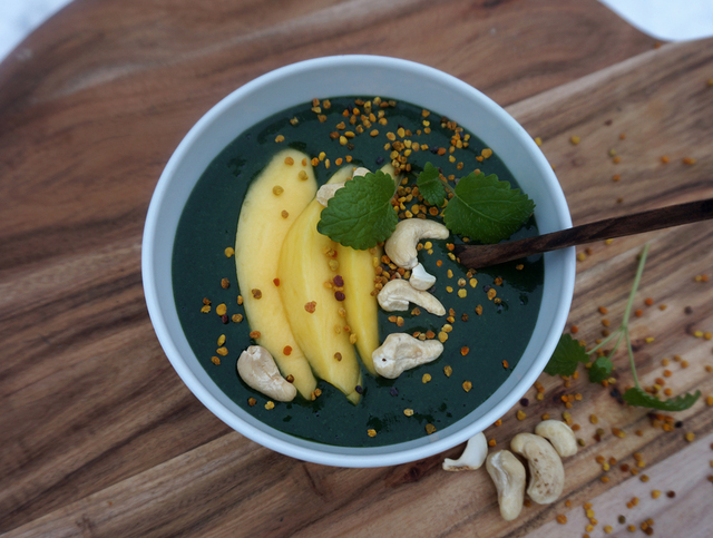 Chlorella och mango bowl