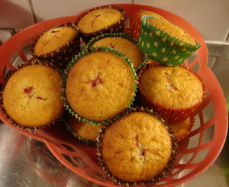 Muffins med mandelmassa och sylt