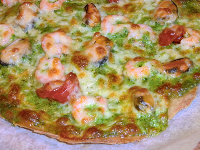 Glutenfri pizza med ärtskottspesto, räkor, musslor och soltorkade körsbärstomater