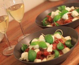 Pasta med tomatkompott, mozzarella och basilika