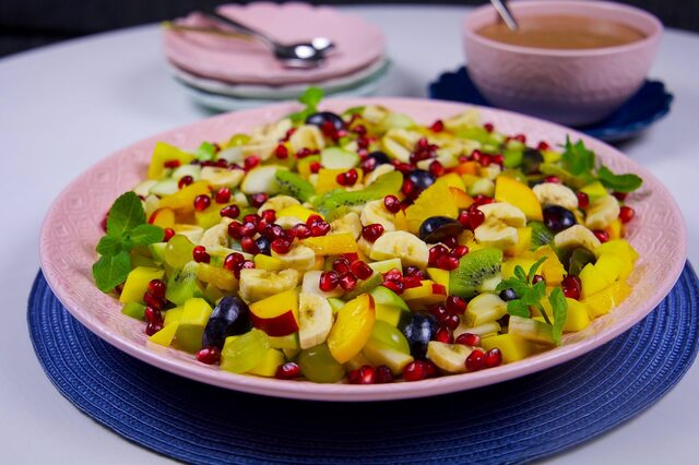 Vintrig fruktsallad med chokladsås