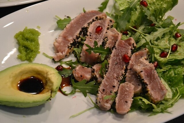 Sallad med halstrad tonfisk, avocado och wasabirom!
