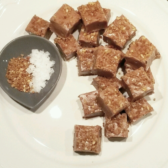 Fudge med salta mandlar, hasselnötscrunch och havssalt