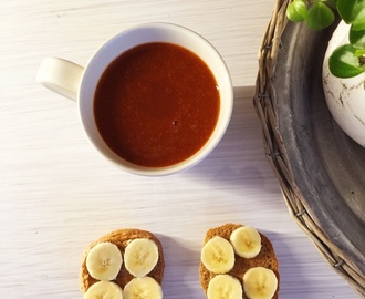 Nyponsoppa och glutenfritt bröd med banan och mandelsmör