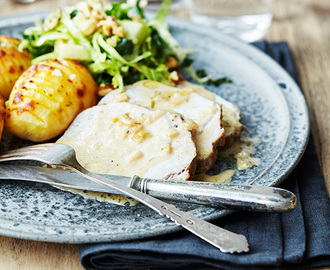 Fläskkotlett med  hasselbackspotatis och kålsallad