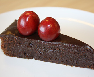 Fransk chokladtårta med chokladtryffelglasyr och körsbär