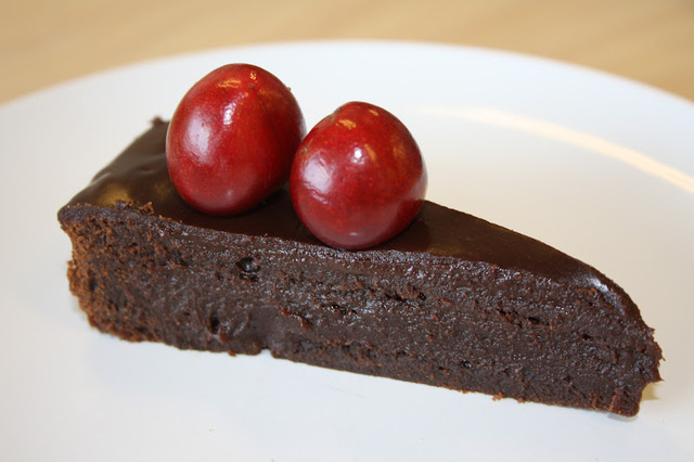 Fransk chokladtårta med chokladtryffelglasyr och körsbär