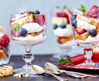 Grillad trifle med sommarbär och färskostkräm