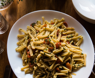 Snabb Casareccepasta med körsbärstomater, örter och parmesan