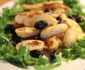 Rostad potatis med lök och svarta oliver