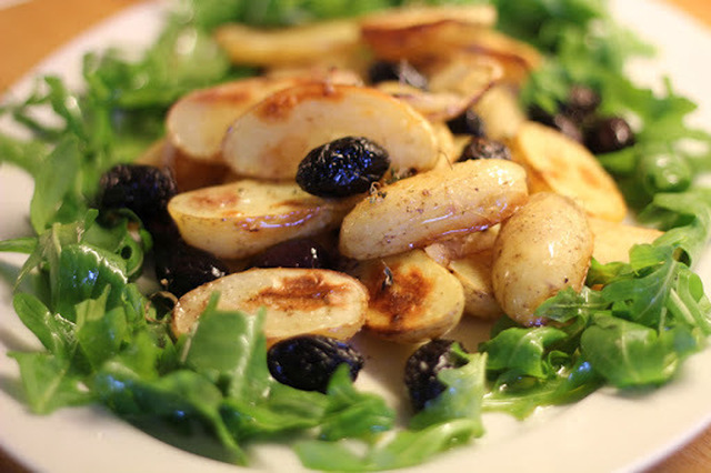 Rostad potatis med lök och svarta oliver