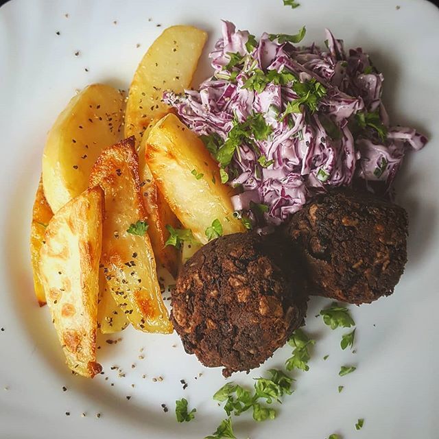 Svarta bönbollar med lila coleslaw och klyftpotatis