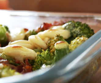 Broccoligratäng med bacon och stora vita bönor