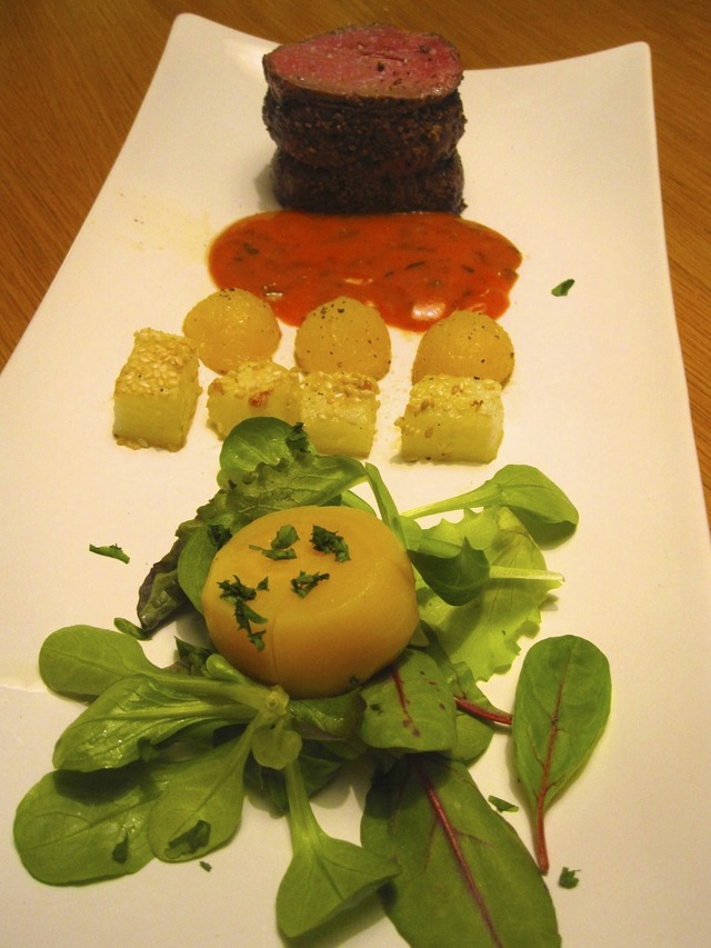 Oxfilé med Choronsås, glaserad kålrot, sesampotatiskuber och gulbeta