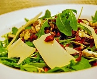 Sallad med granatäpple och parmesan