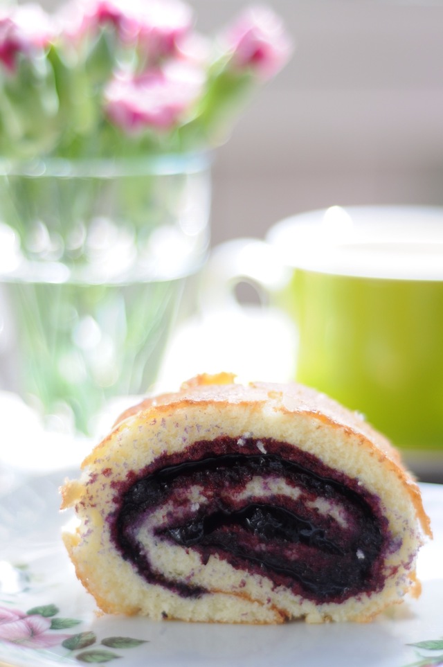 Lördagsfika, glutenfri rulltårta med blåbärssylt