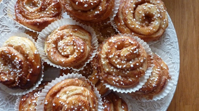 Klassiska kanelbullar och en butterkaka