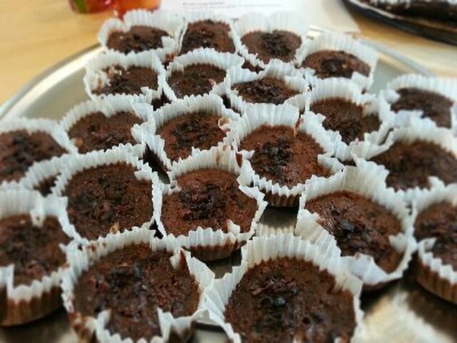 Paleomuffins och rawfood brownie med kokosgrädde