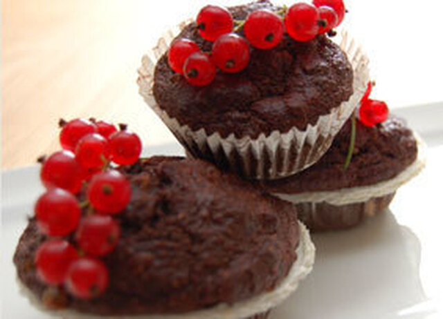 Chokladmuffins med röda vinbär