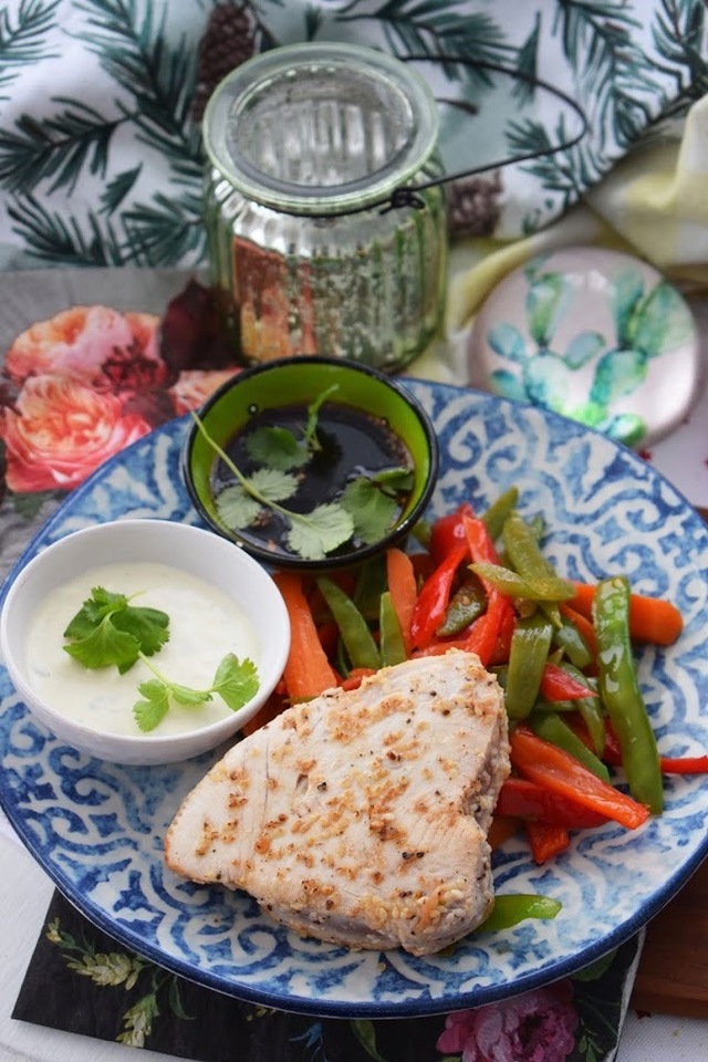 Chili- och limemarinerad tonfisk med frästa grönsaker och wasabikräm