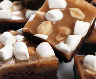 Brownie med kolatäcke, marshmallows och jordnötter