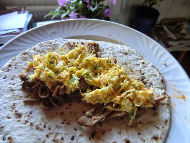 Pulled pork på rapsgris med lök och äpple